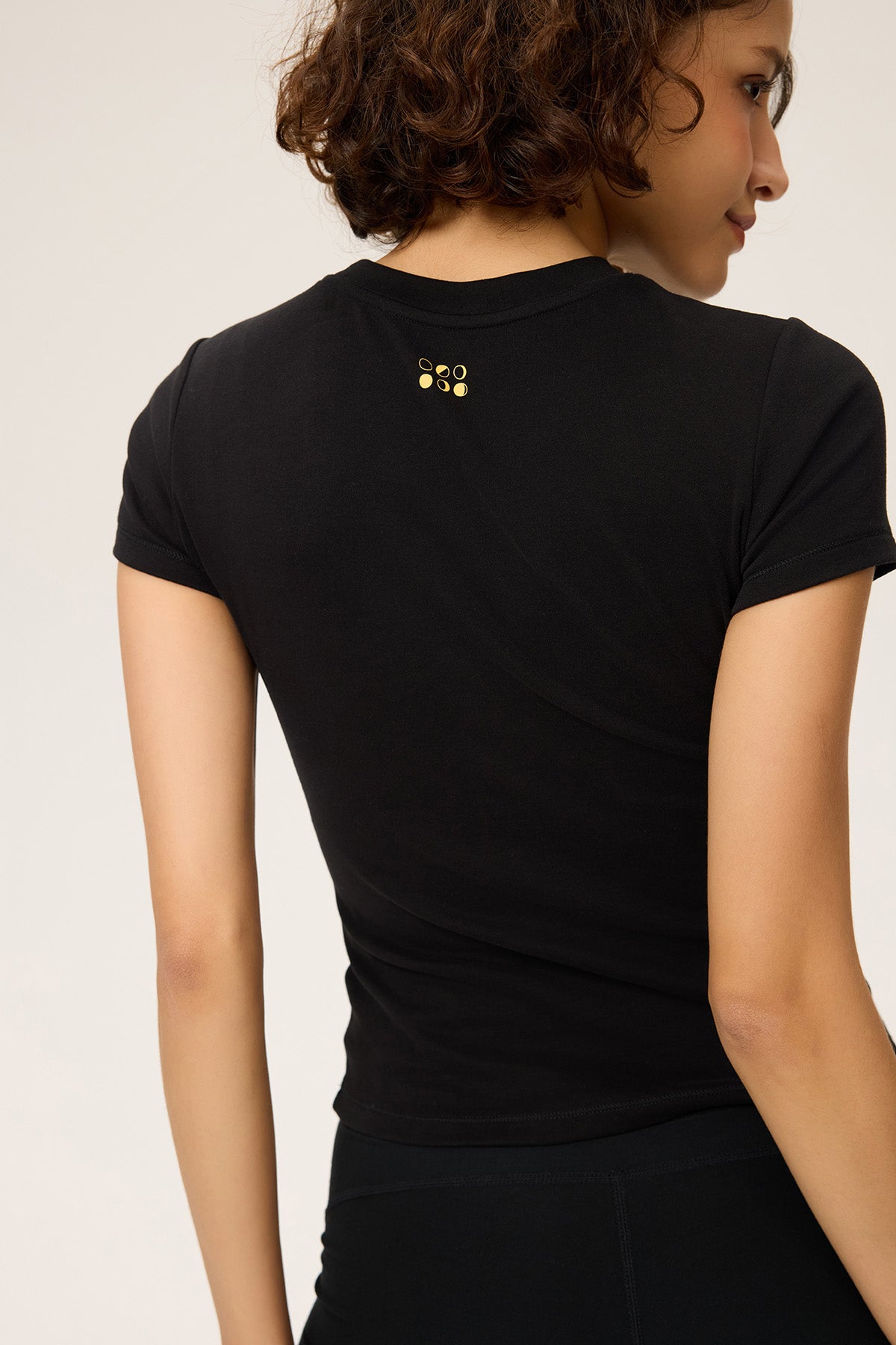 Disa Crew Neck Essential Fitted T-shirt